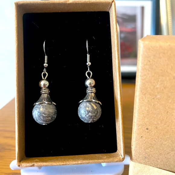 Earrings‎ Grey with silvertone hardware for pierced ears - Picture 1 of 3